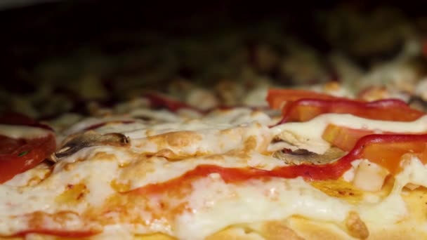 Pizza con pancetta e fungo da vicino con un tagliapizza. Cornice. Primo piano di un delizioso prosciutto tropicale e pizza all'ananas su una sottile crosta dorata croccante — Video Stock