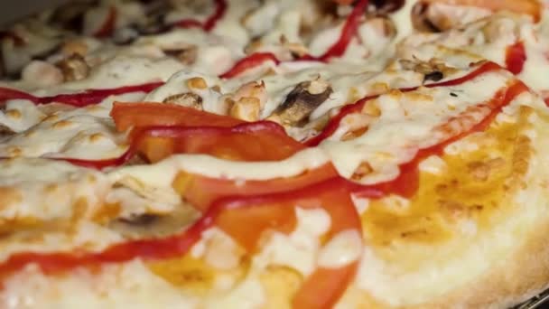 Pizza kapatın. Çerçeve. Pizza bir plaka üzerinde iplik. Pizza arka plan. Siyah zeytin, sosis, salam ve peynir ile büyük İtalyan pizza görünümü kapatın — Stok video