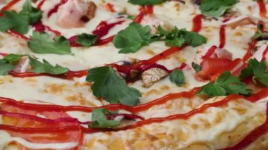 Peynir pizza arka plan, yakın çekim. Çerçeve. Makro görünümü taze pizza. Pizza mozzarella peyniri, jambon, yarıya kiraz domates, kapari, baharatlar ve taze fesleğen. İtalyan pizza. Ev yemek yaptım. Kavram için bir