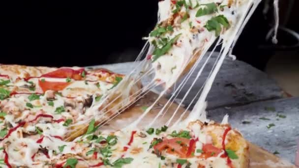 Nahaufnahme von Menschen, die Pizza in Scheiben schneiden. Rahmen. isst ein Stück Pizza mit Käse, Tomaten und Schinken. leckeres Essen für Völlerei und Genuss. Zeitlupe Mann nimmt eine Portion heiße — Stockvideo
