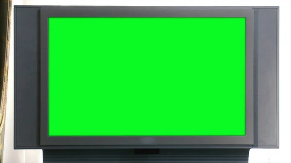 Зеленый экран старого телевизора в офисной обстановке. Сцена. Зеленый телевизор в винтажном офисе. Экран хромакея — стоковое фото