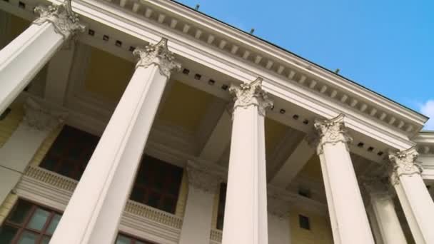Close-up de uma linha de colunas de estilo grego. Cena. Edifício antigo com colunas — Vídeo de Stock