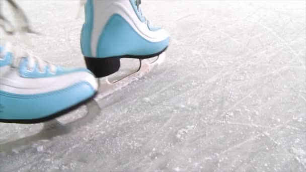 Close-up dari wanita kaki pada skate di musim dingin di arena skating. Adegan. Perempuan skating close-up — Stok Video