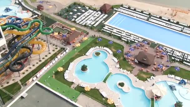 Hotel havuz ve deniz manzarası. Sahne. Yüzme Havuzu deniz ve lüks otel ve seyahat ve tatil için tatil beach görünümünü — Stok video