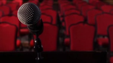 Boş bir binası önünde bir boş sahne mikrofon açık. Sahne. Sahne yakın çekim üzerinde mikrofon