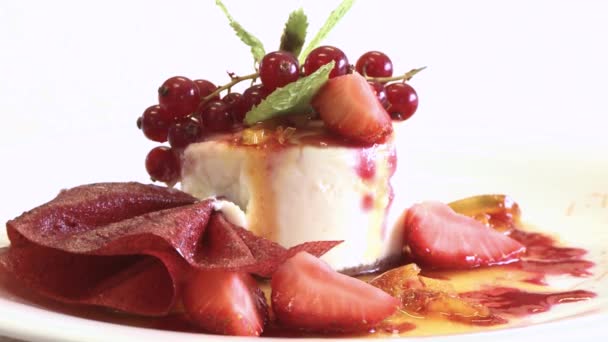 Rote Torte mit Kirsche. Szene. Kuchen süßes Dessert für den Urlaub. leckerer Kuchen mit roten Beeren — Stockvideo