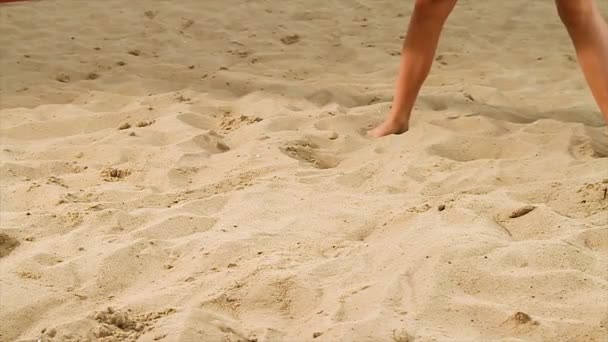 Detail samice volejbalistka na pláži. Scénu. Detail ženy na písku hraje plážový volejbal — Stock video