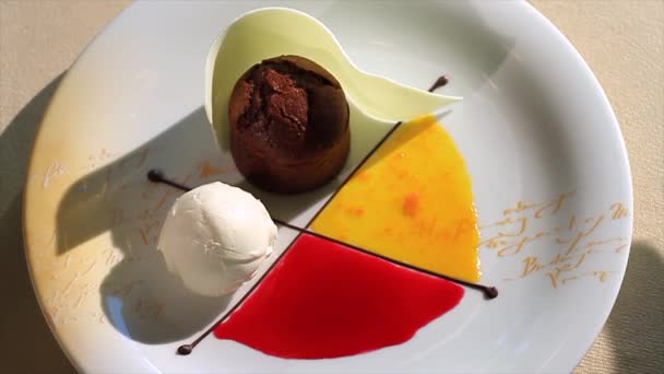 La mujer recoge un plato de postre. Escena. Hermosa porción de postres elegantes — Vídeos de Stock