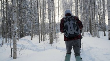 Silah soğuk ormandaki askerle. Kış savaş ve askeri kavram. Küçük. Kış orman üzerinde kayaklar silahlı askerler. Ağır çekimde ormandaki askeri tatbikatları
