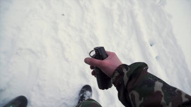 Asker askeri tatbikatlar orduda kar arka plan geçen süre eğitim bombası elinde tutuyor. Küçük. Bir asker olarak bir parçalanma bombası ağır çekimde tutan kamuflaj