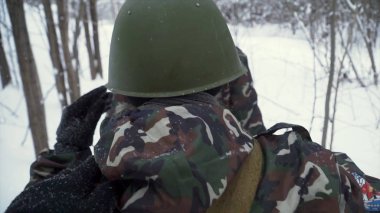 Silah soğuk ormandaki askerle. Kış savaş ve askeri kavram. Küçük. Kış orman üzerinde kayaklar silahlı askerler. Ağır çekimde ormandaki askeri tatbikatları