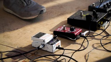 Güçlendirilmiş akustik gitar çalmak biri kapatın. Küçük. Gitar çalmak el görünümünü yakın çekim. Müzisyen oyun bas gitar