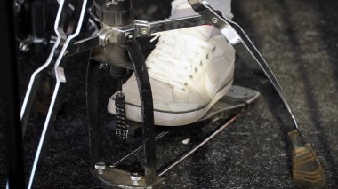 Davulcular bas davul pedalı hareket spor ayakkabı içinde ayak. Küçük. Bacaklar sopaları tutan davul pedalı üzerinde parçası