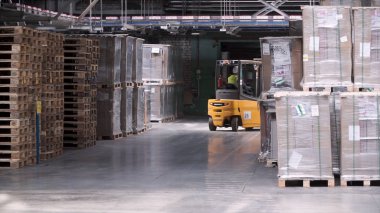 Çatal kaldırıcı çalışma büyük bir depo. Küçük. Ambar adam işçi forklift ile. Ambar raf şirket