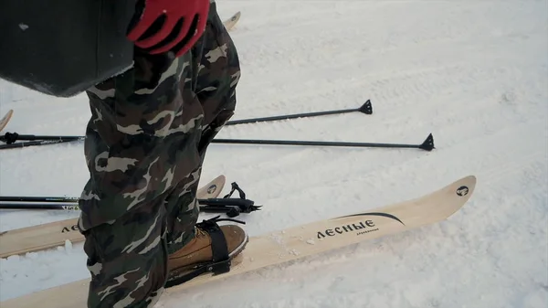 Csoport katonák, fuss a síléc az erdőben fegyverekkel. Klip. Katonák az Ak-47 puska és gránátvetők fut a téli erdő a síléc. Katonák a gyakorlatok az erdőben, télen — Stock Fotó