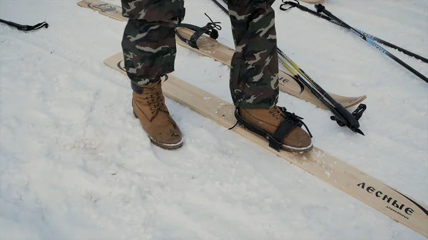 Soldier with weapons in cold forest. Winter warfare and military concept. Clip. Soldiers in winter forest on skis with guns. Military exercises in the forest in slow motion — Stock Photo, Image