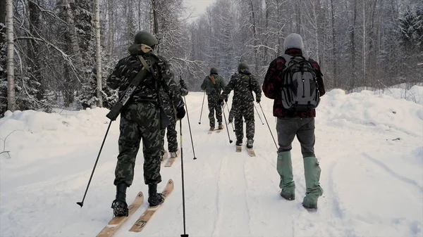 Soldado com armas na floresta fria. Guerra de inverno e conceito militar. Clipe. Soldados na floresta de inverno em esquis com armas. Exercícios militares na floresta em câmera lenta — Fotografia de Stock