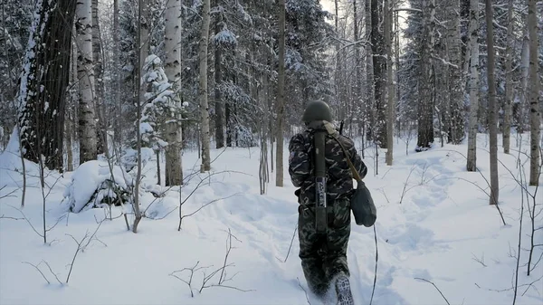 차가운 숲에서 무기를 가진 군인입니다. 겨울 전쟁 및 군사 개념 클립입니다. 총을 가진 스키에 겨울 숲에 군인입니다. 슬로우 모션으로 숲에 군사 훈련 — 스톡 사진