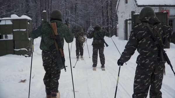 Soldaat met wapens in het koude bos. Winter Oorlog en militaire concept. Clip. Soldaten in winter bos op ski's met geweren. Militaire oefeningen in het woud in slow motion — Stockfoto