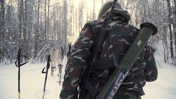 차가운 숲에서 무기를 가진 군인입니다. 겨울 전쟁 및 군사 개념 클립입니다. 총을 가진 스키에 겨울 숲에 군인입니다. 슬로우 모션으로 숲에 군사 훈련 — 스톡 사진