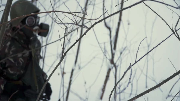 Sekelompok tentara berjalan diatas ski di hutan dengan senjata. Jepit. Tentara dengan senapan AK-47 dan peluncur granat berjalan melalui hutan musim dingin di ski. Tentara pada latihan di hutan di musim dingin — Stok Foto