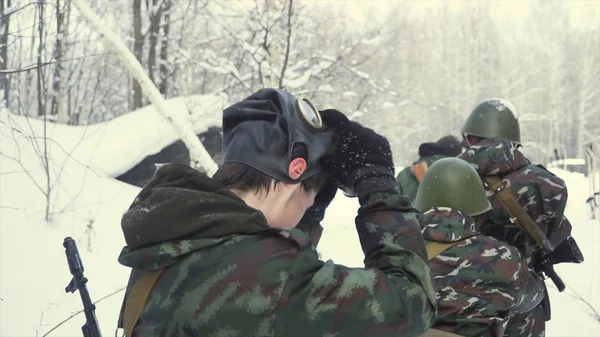 Soldaat met wapens in het koude bos. Winter Oorlog en militaire concept. Clip. Soldaten in winter bos op ski's met geweren. Militaire oefeningen in het woud in slow motion — Stockfoto
