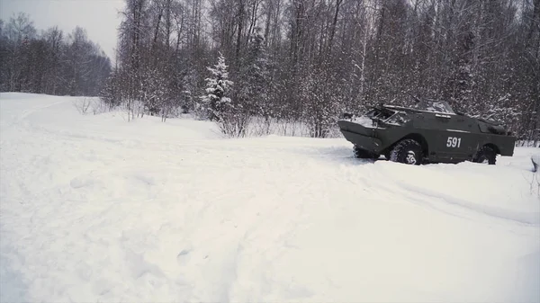 Throw a grenade in a military tank. Clip. Soldier throws a hand grenade into a battle tank or armored personnel carrier, winter backround, Soldier throws a training grenade into a tank in the winter — Stock Photo, Image