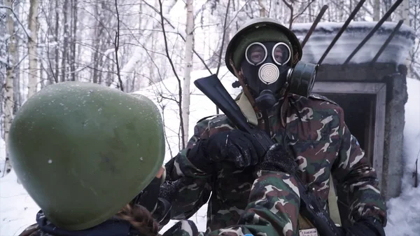 Man Uniform Dragen Een Gasmasker Het Forest Van Winter Portret — Stockfoto