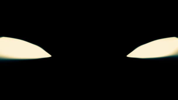 Animation du phare de voiture sur fond noir. Les phares s'allument dans l'obscurité. Silhouette de voiture avec phares sur fond noir. Phares de voiture rayon isolé .