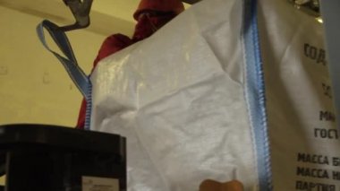 Toz üretim faktörü. Sahne. Adam bir çanta içinde gevşek bir madde üretim tesisinde sonra dökülen