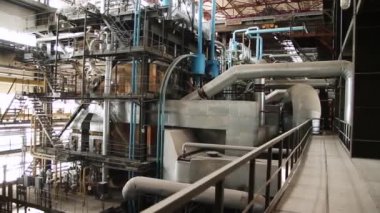 Ekipman, kablo ve boru olarak endüstriyel enerji santrali içinde buldum. Sahne. Bir büyük gaz sanayi tesisi içinde