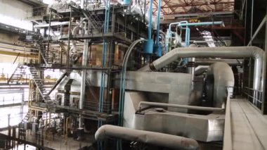 Ekipman, kablo ve boru olarak endüstriyel enerji santrali içinde buldum. Sahne. Bir büyük gaz sanayi tesisi içinde