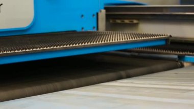 Makine metal plakalar ve profilleri işleme için. Sahne. Sac işleme Modern ekipman
