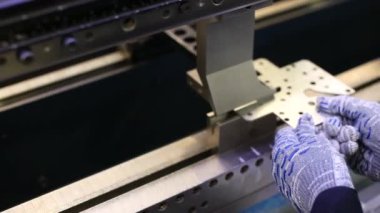 Sac ve özel makine bükme aletleri ile çalışan adam. Sahne. Modern makineleri doğru görevleri gerçekleştirebilirsiniz