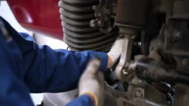 Otomatik mekanik araçların ön disk frenler uğraşıyor. Sahne. Garajda araba frenleri insanı değiştirir