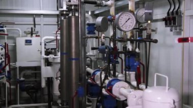 Pompa Oda sistemi yükleme. Sahne. Kazan dairesi borularda. Su Isıtma. Güç kaynağı. Su temini. Modern kazan odası donanımları. Yüksek güç kazan brülör