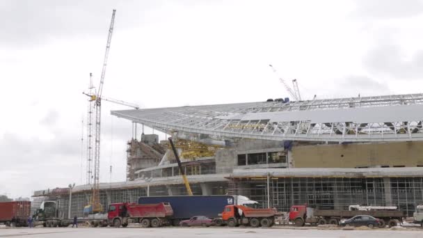 Costruzione di uno stadio di calcio. Scena. Gru a torre sulla costruzione dello stadio in Russia. Preparazione per la Coppa del Mondo 2018 — Video Stock