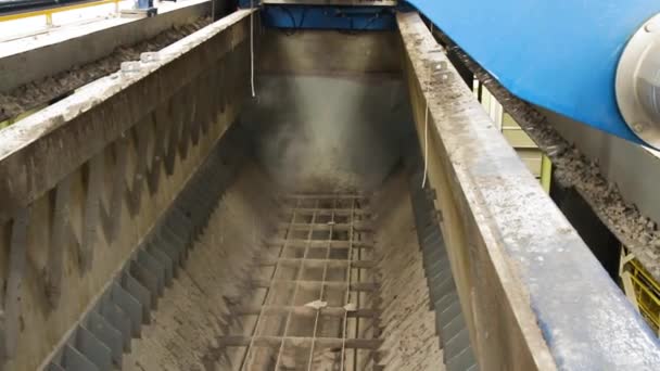 Industriële transportband verplaatsen van grondstoffen van de mijne. Scène. Zand transportband in de fabriek — Stockvideo