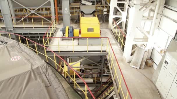 Cementfabrik. Scen. I fabrik för tillverkning av sand. Transportbands utrustning vid cementfabriken — Stockvideo