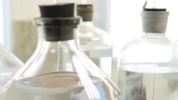 Химическая лаборатория жидких бутылок. Сцена. Фляжки с веществом в лаборатории — стоковое видео