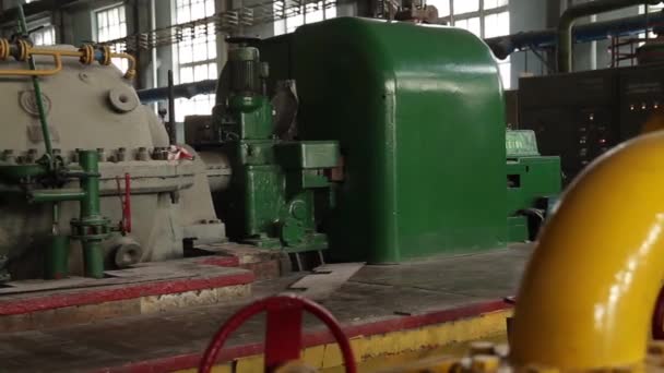 Produzione meccanica sovietica di motori. Scena. Vecchia fabbrica sovietica con attrezzature — Video Stock