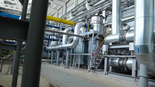 Attrezzature, cavi e tubazioni che si trovano all'interno della centrale elettrica industriale. Scena. All'interno di un enorme impianto dell'industria del gas — Video Stock