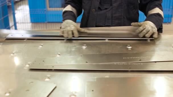 Trabajador industrial que prepara la chapa para el corte por plasma en el taller. Escena. El hombre prepara láminas de metal en la fábrica — Vídeo de stock