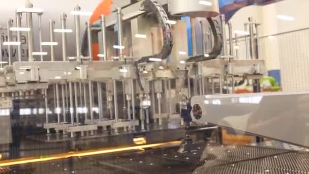 Apparatuur voor het verplaatsen van metalen platen in de werkruimte. Scène. Moderne machines voor verwerking van plaatstaal — Stockvideo