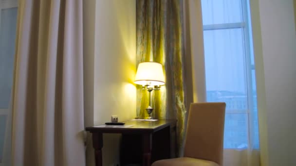Мбаппе и современный дизайн интерьера дома и гостиничной спальни. Сцена. Современный и уютный номер в отеле — стоковое видео