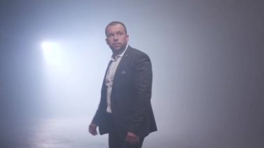 Tek bir çalışma endüstriyel lamba ışığı altında bir iş adamı. Hisse senedi. İş ve başarı. Doğru yer ve zaman. İyi başlangıç yeri