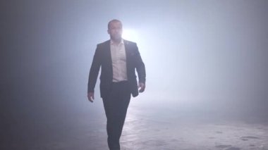 Tek bir çalışma endüstriyel lamba ışığı altında bir iş adamı. Hisse senedi. İş ve başarı. Doğru yer ve zaman. İyi başlangıç yeri