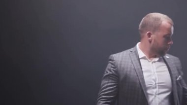 Tek bir çalışma endüstriyel lamba ışığı altında bir iş adamı. Hisse senedi. İş ve başarı. Doğru yer ve zaman. İyi başlangıç yeri