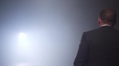 Dikiz ışığa doğru adım bir işadamı. Hisse senedi. Başarı ve takdir kavramı