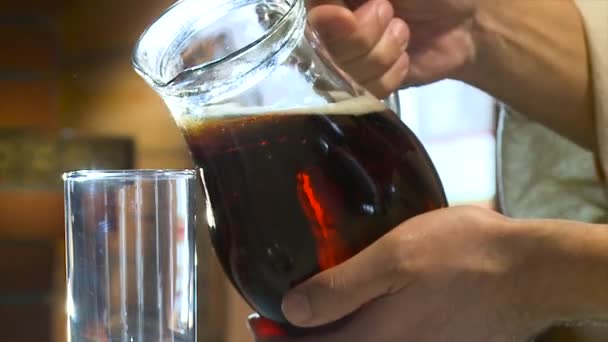 Verser kvass boisson russe traditionnelle. Scène. kvass russe est versé dans un verre 